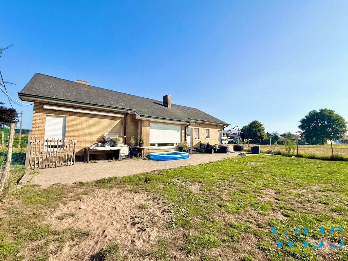 Op te frissen bungalow met 36.274m² grond te Oosteeklo ! 