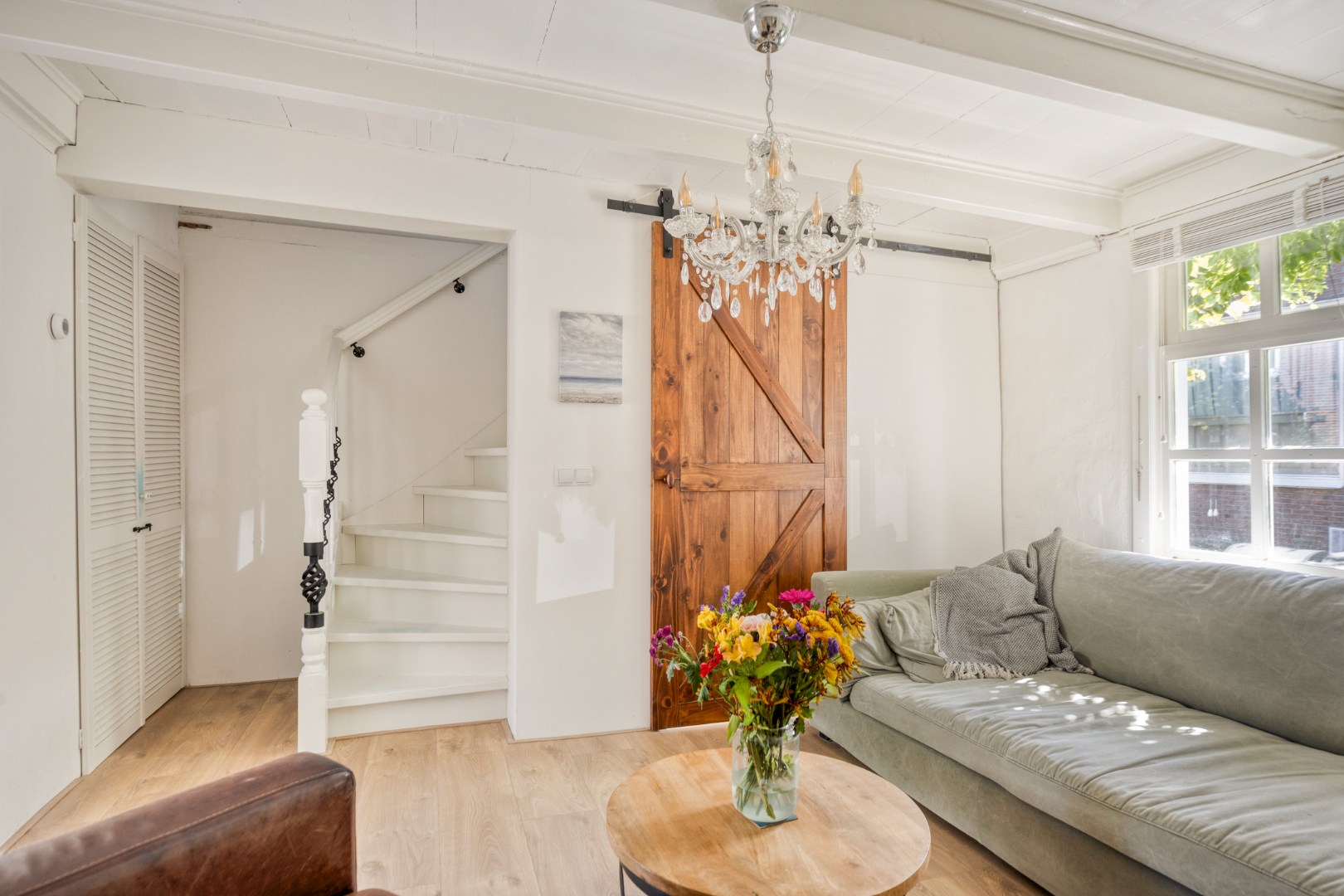 Sfeervol gerenoveerde dijkwoning met riante schuur. 