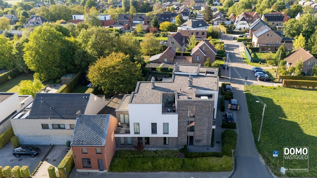 RUIM GELIJKVLOERS APPARTEMENT MET 2 SLAAPKAMERS, TERRAS EN PARKEERGELEGENHEID TE HASSELT (SINT-LAMBRECHTS-HERK) 