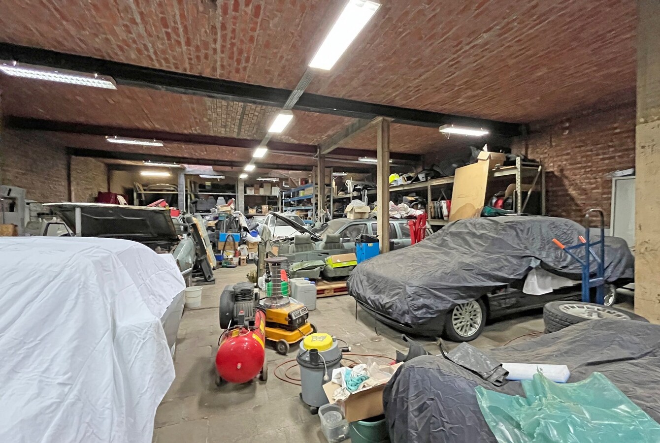 2 appartementen met gelijkvloers  magazijn 