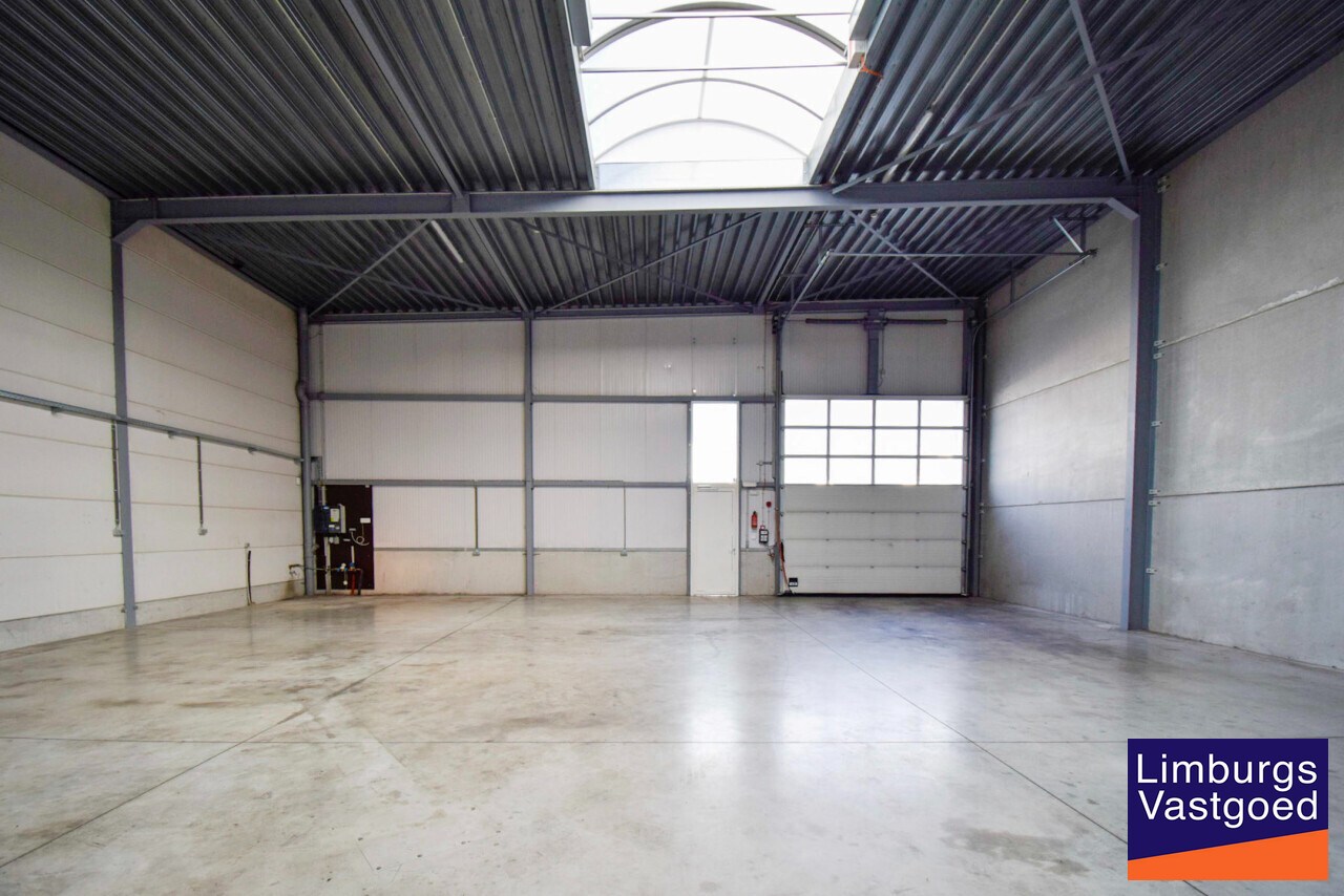 Instapklare KMO-unit, 225 m², met sectionaalpoort en parking 