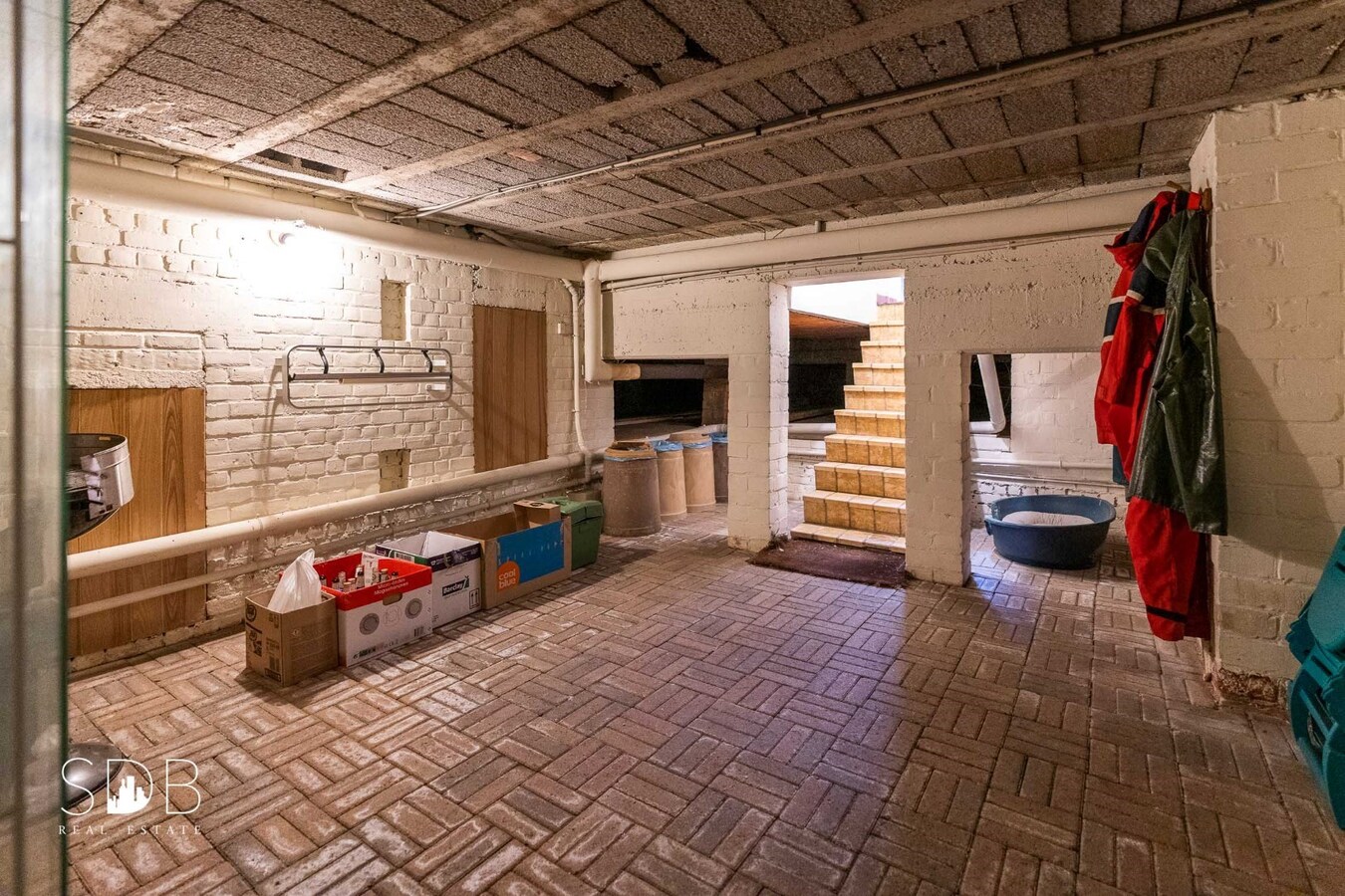 Vrijstaande gezinswoning in bungalowstijl met grasland op circa 1ha. 