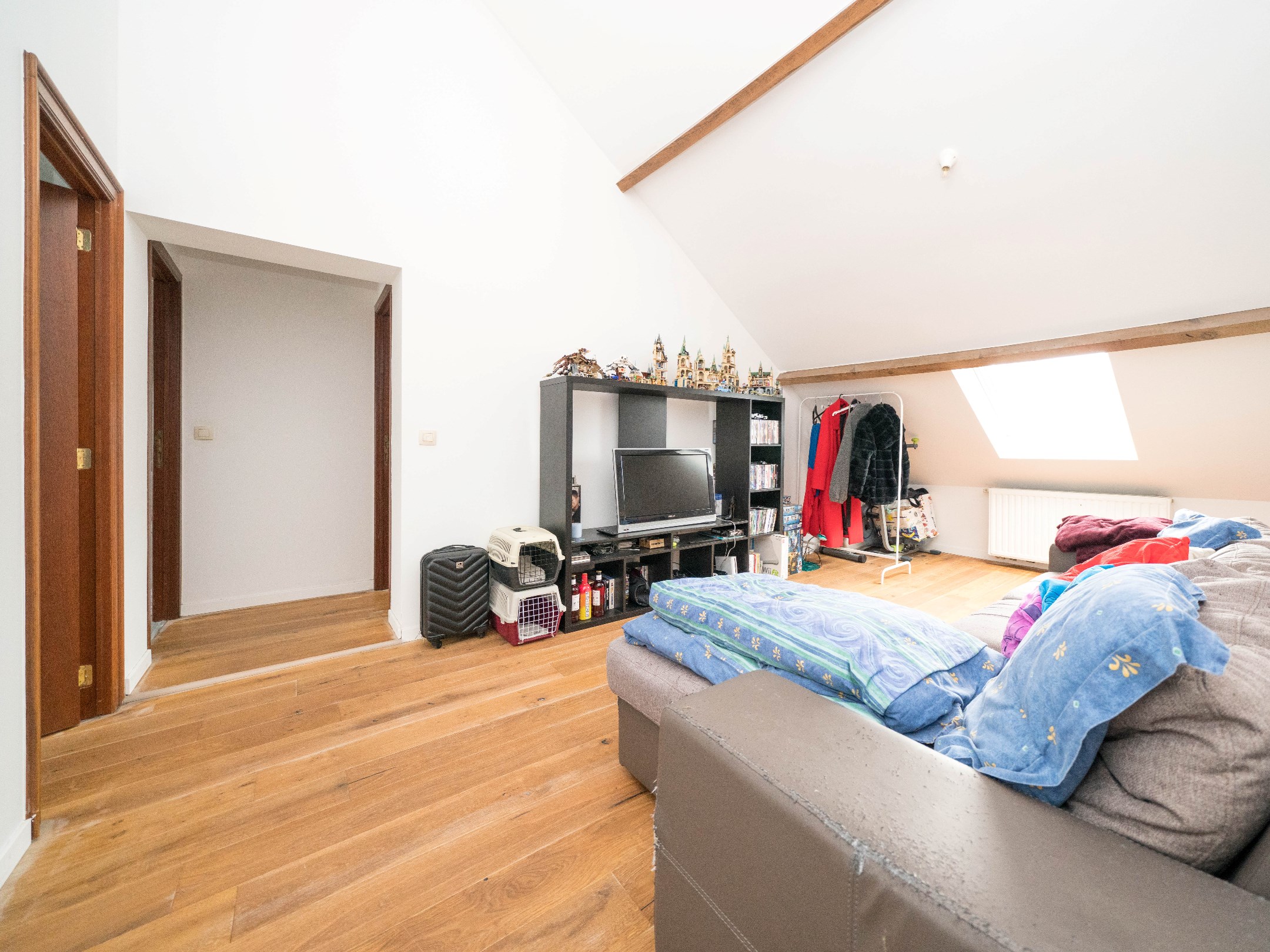 Zeer grote, instapklare woning met 6 kamers en 2 badkamers 