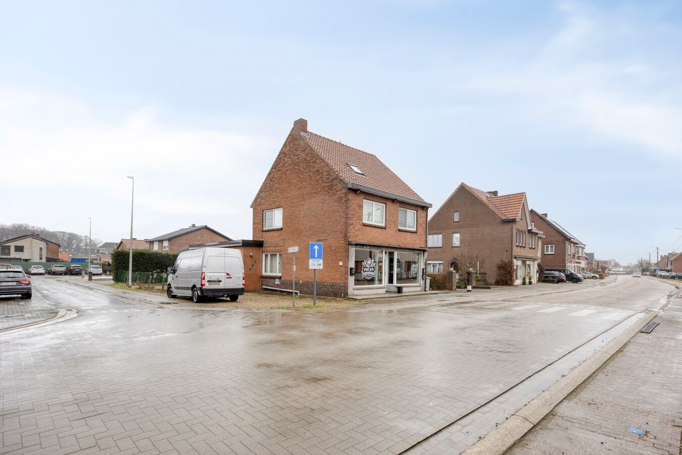 Dilsen-centrum - opbrengstpand: winkel + 2 appartementen 
