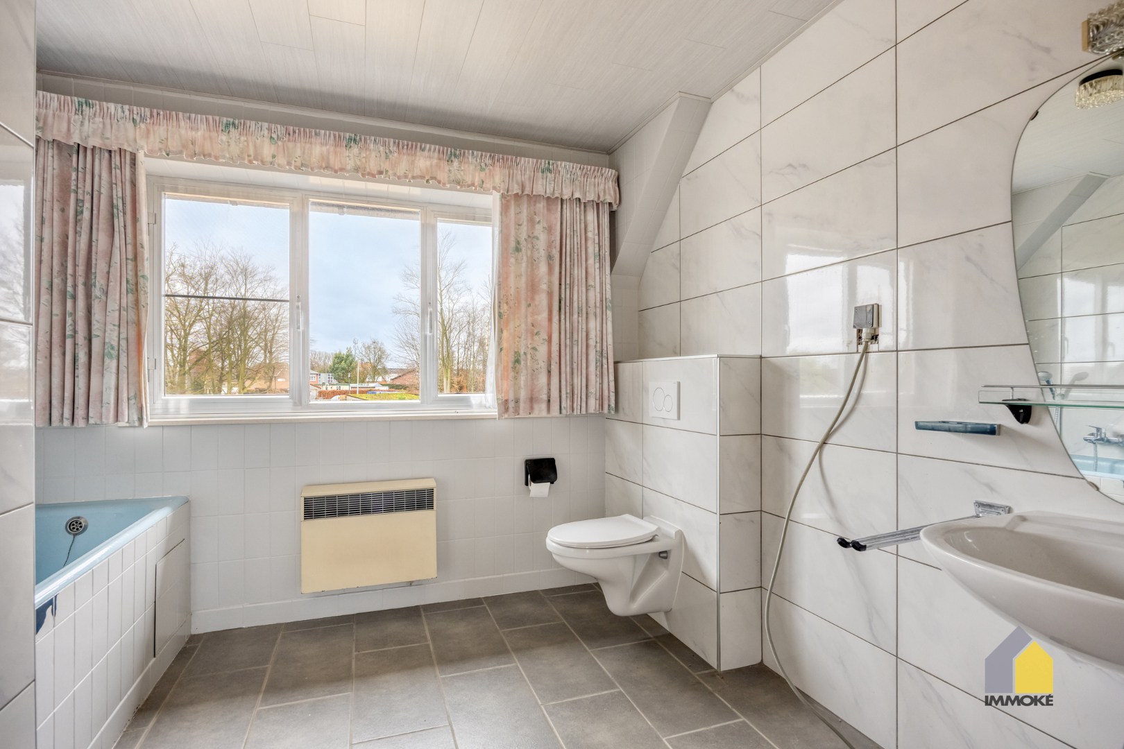 Neeroeteren: Op te frissen, vrijstaande woning op 8 a 26 ca met 5 slpks. 