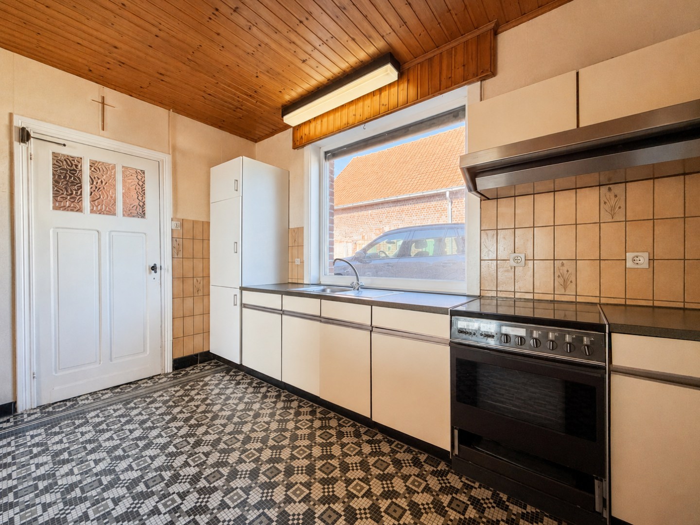 Landelijke hoeve-woning op ruim perceel, met weide en stallingen. 
