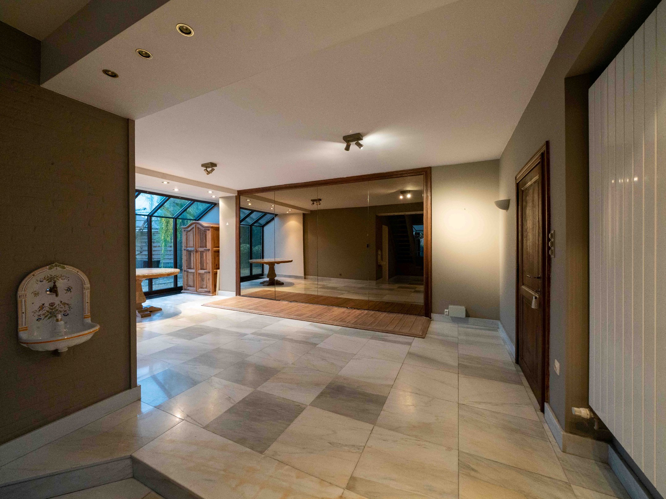 Villa met dubbele garage verscholen in het groen 