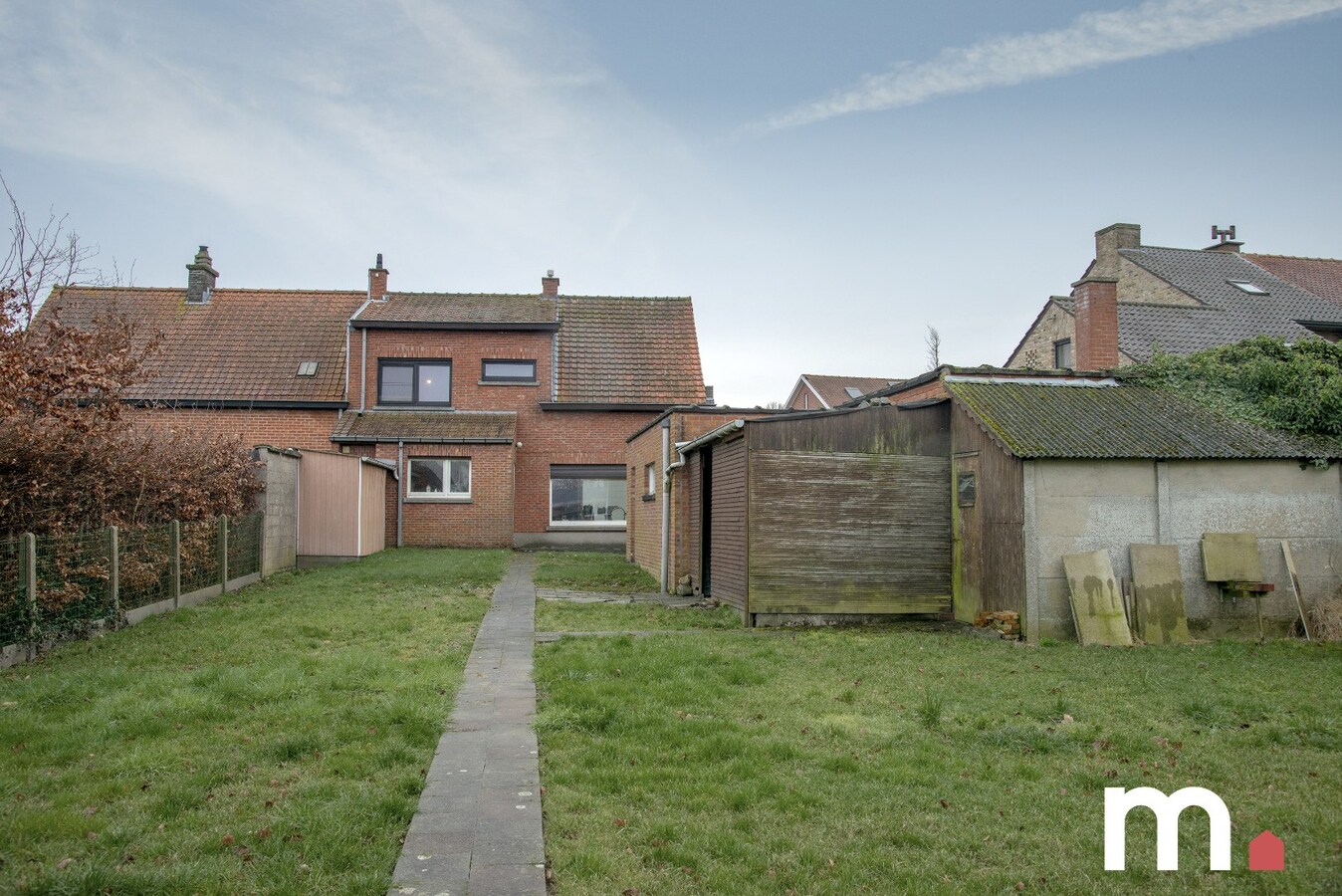 Halfopen bebouwing op 695 m2 met grote tuin en atelier te Lendelede ! 