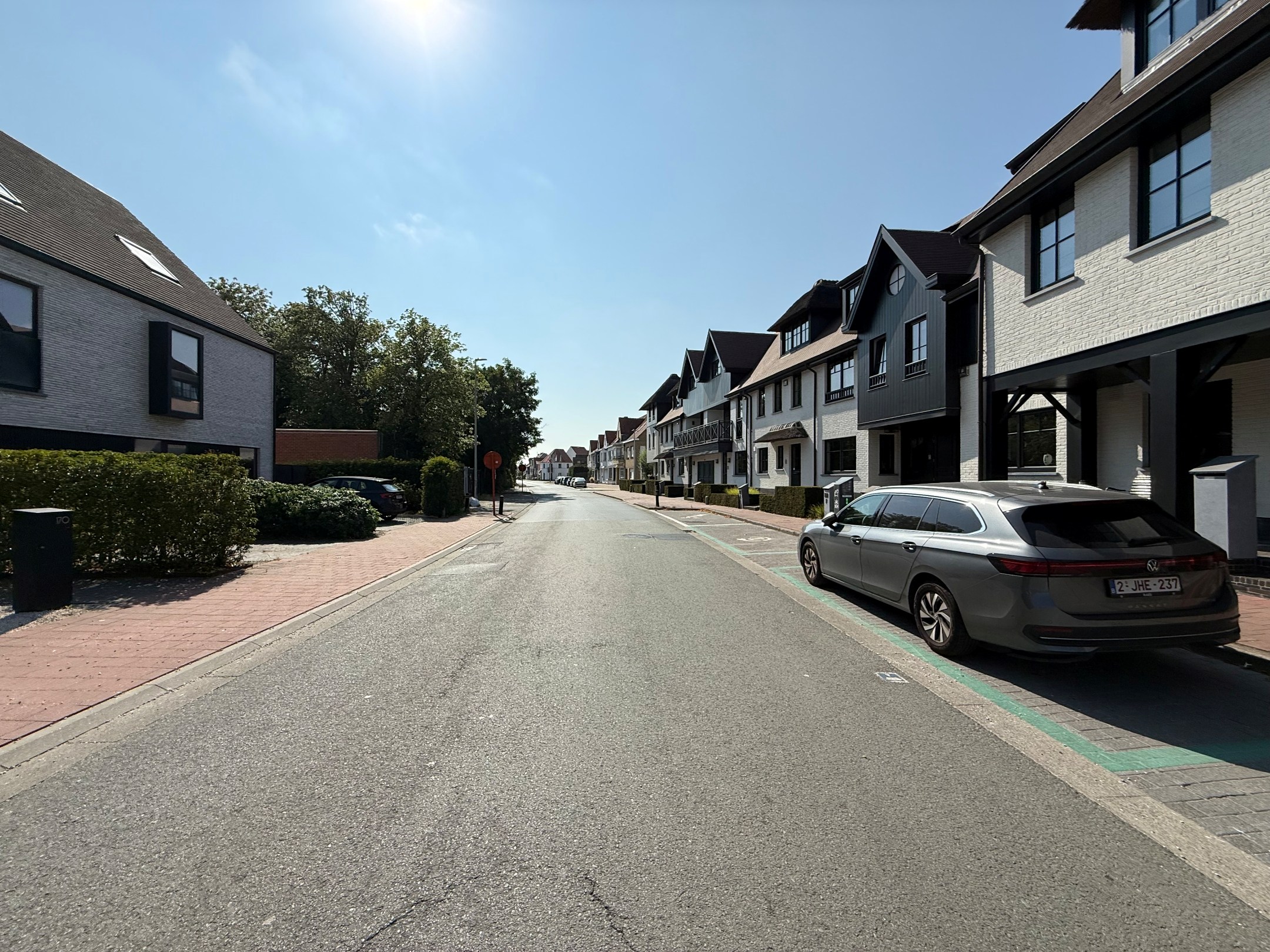 Non meublé - Maison bien entretenue avec trois chambres située dans le vieux Knokke, à distance de marche du centre commercial de Knokke et du Zoute. 