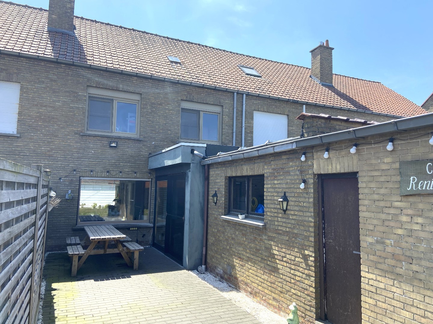 Rustig gelegen gezinswoning met tuin en garage uitweg achteraan! 