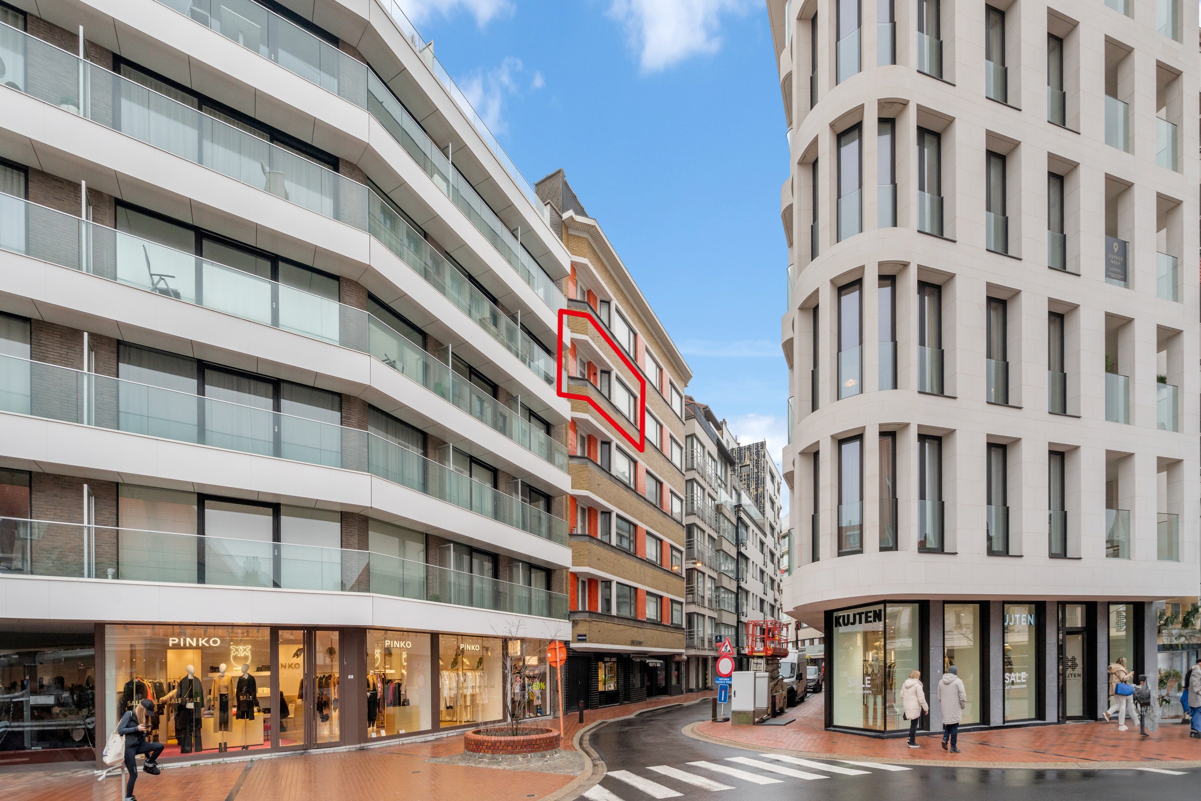 Zeer mooi en luxueus afgewerkt 3 slaapkamer appartement aan het Driehoeksplein nabij de Zeedijk 