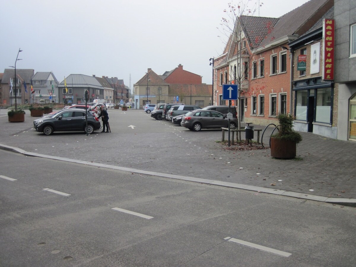 Bijzonder ruim appartement in hartje Kruishoutem. 