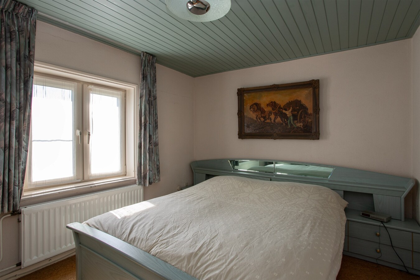 Uitgebouwde vrijstaande woning met berging gelegen op een perceel van 561 m2. 