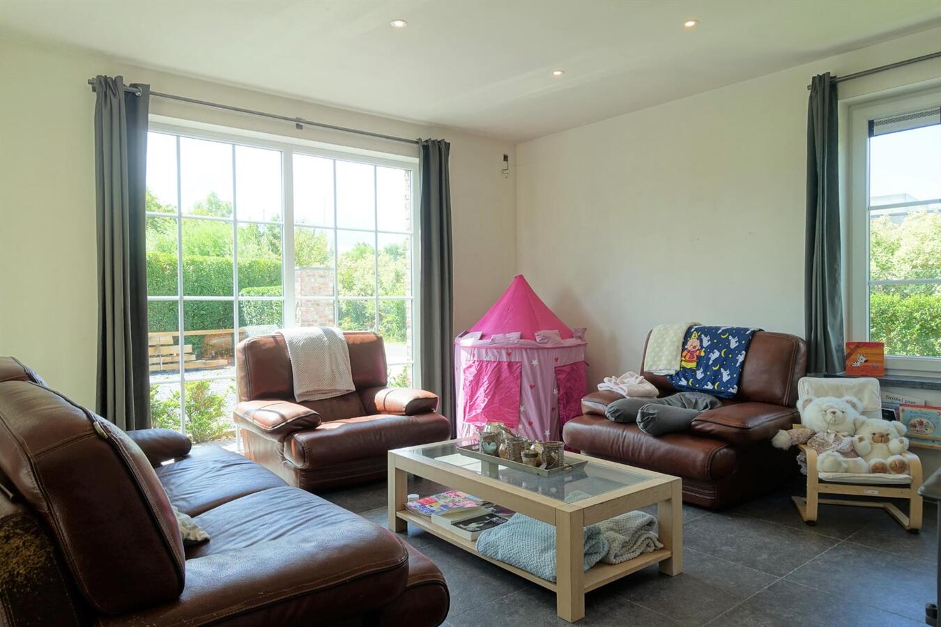 Prachtige recente villa met bijgebouw 