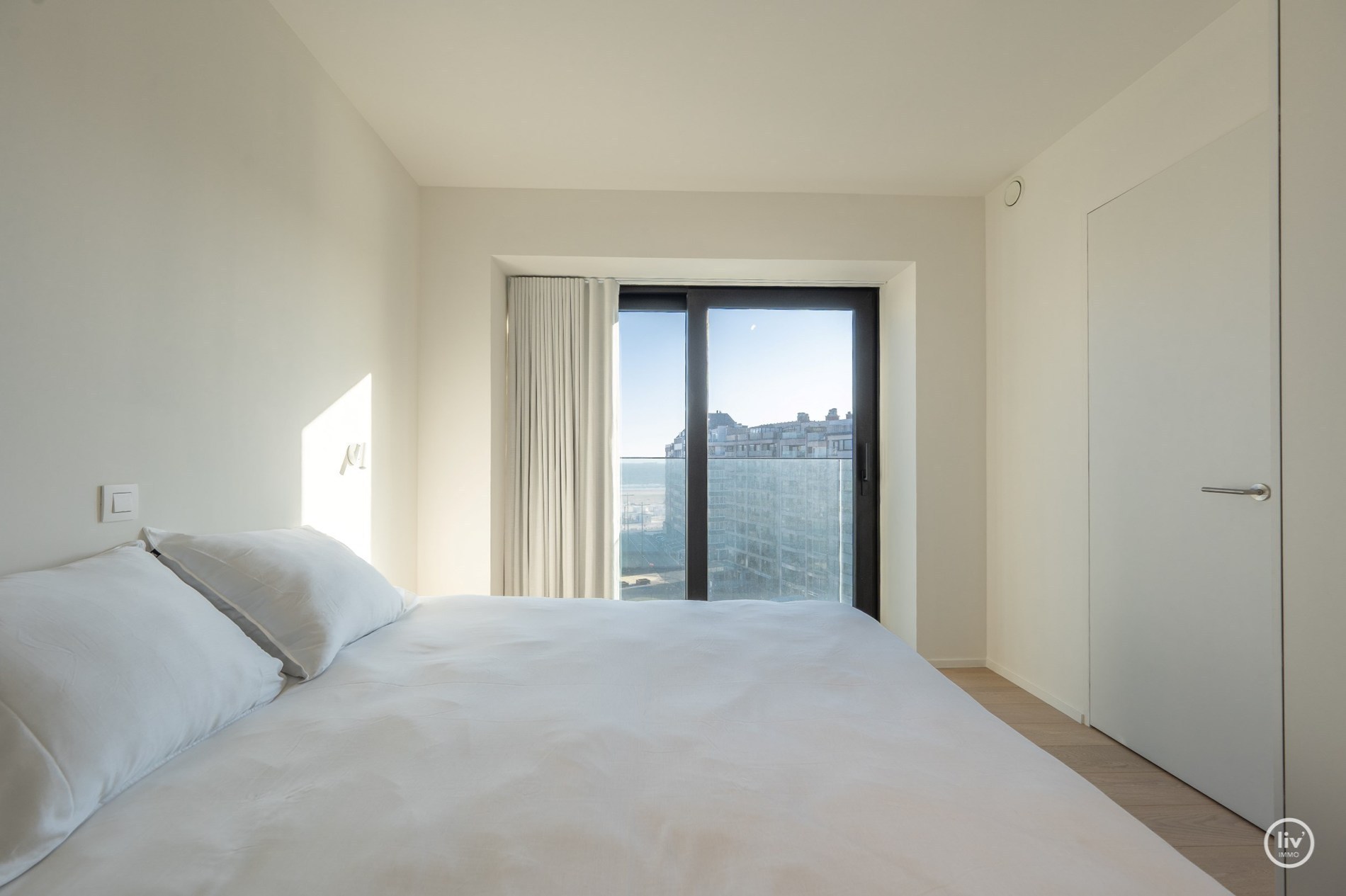 Duplex-appartement te koop in het prestigieuze en architectonisch nieuwbouwproject ‘Heldentoren’, gelegen aan het Heldenplein te Heist met frontaal zicht op de zeedijk en Zee nabij de talrijke winkels 