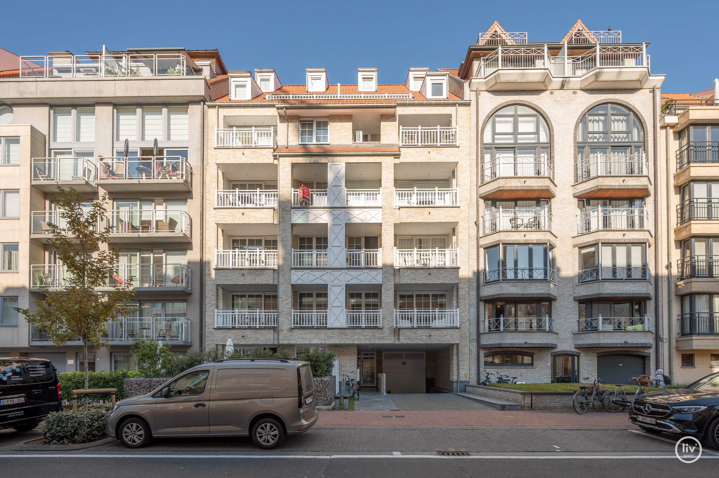 Magnifique, spacieux et récent (2015) appartement avec 3 chambres à coucher complètes et une terrasse ensoleillée, bien situé sur l'avenue Léopold à Knokke. 