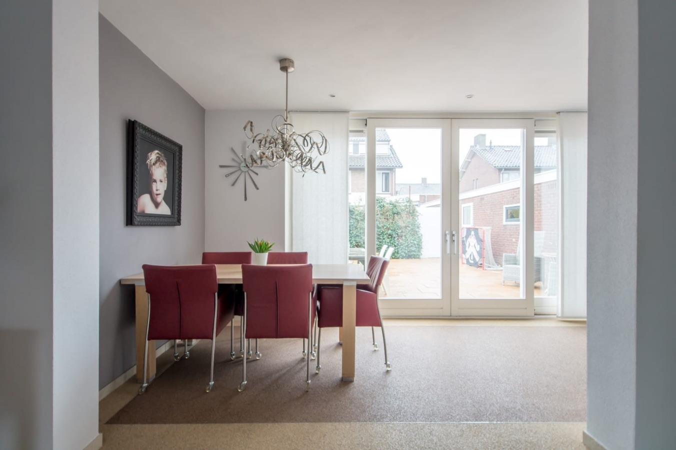 Sfeervolle en gunstig gesitueerde tweekapper met garage, berging en vrije achterom gelegen op 221 M². Deze woning ligt op loopafstand van het centrum van Hilvarenbeek. 