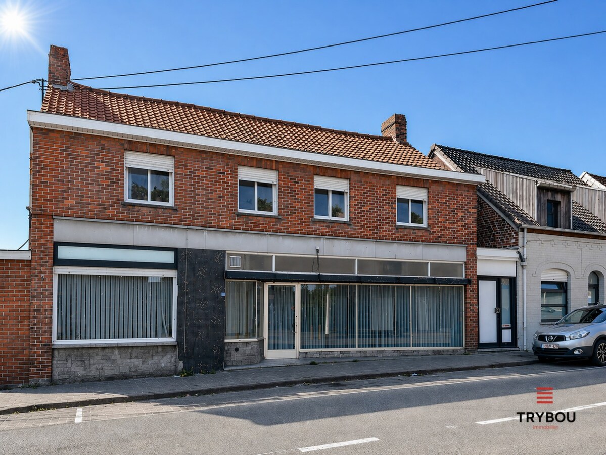 Ruime woning met winkelruimte, loods (optioneel) en garage 