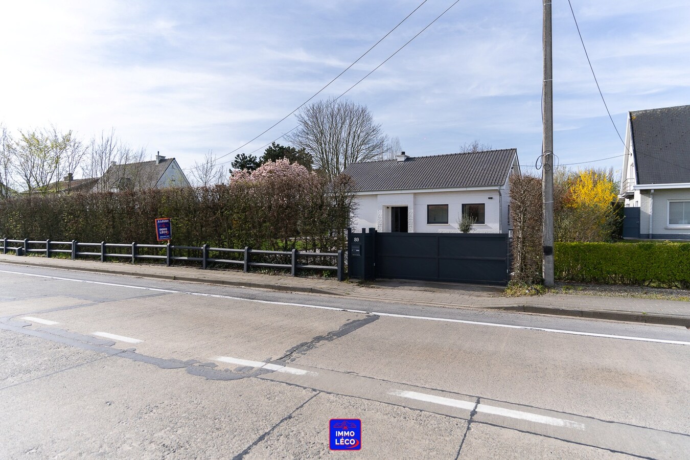 Villa "Semi Plain-Pied" érigée sur 1600m², grand parking, garage, jardin, COUP DE COEUR ! 