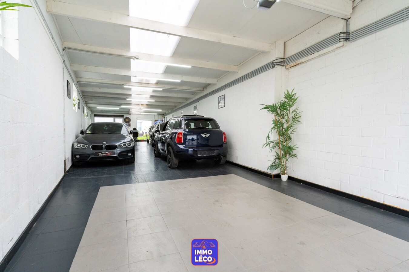 3 façades rénovée avec garage, parking 2voit. et grand entrepôt attenant ! 