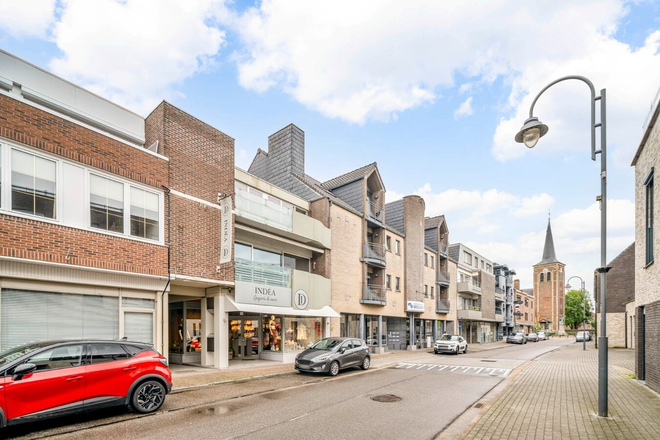Comfortabel, zeer ruim appartement met 4 slaapkamers, terras en garage in het centrum van Neeroeteren! 