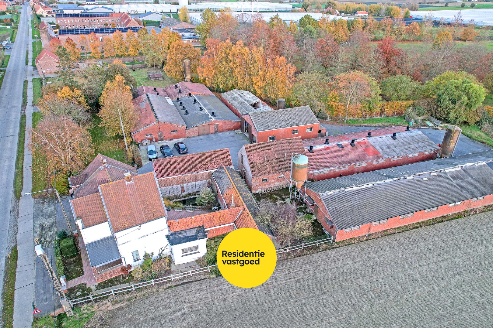 Te renoveren boerderij op een perceel van 7.066m² met loods en diverse bijgebouwen 