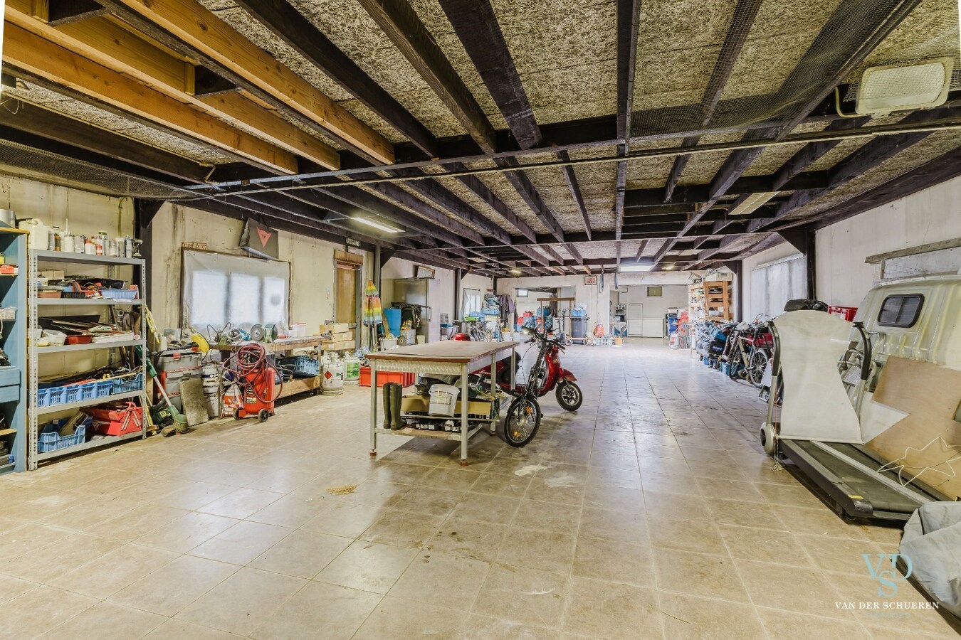 Ruime woning met atelier / garage. 