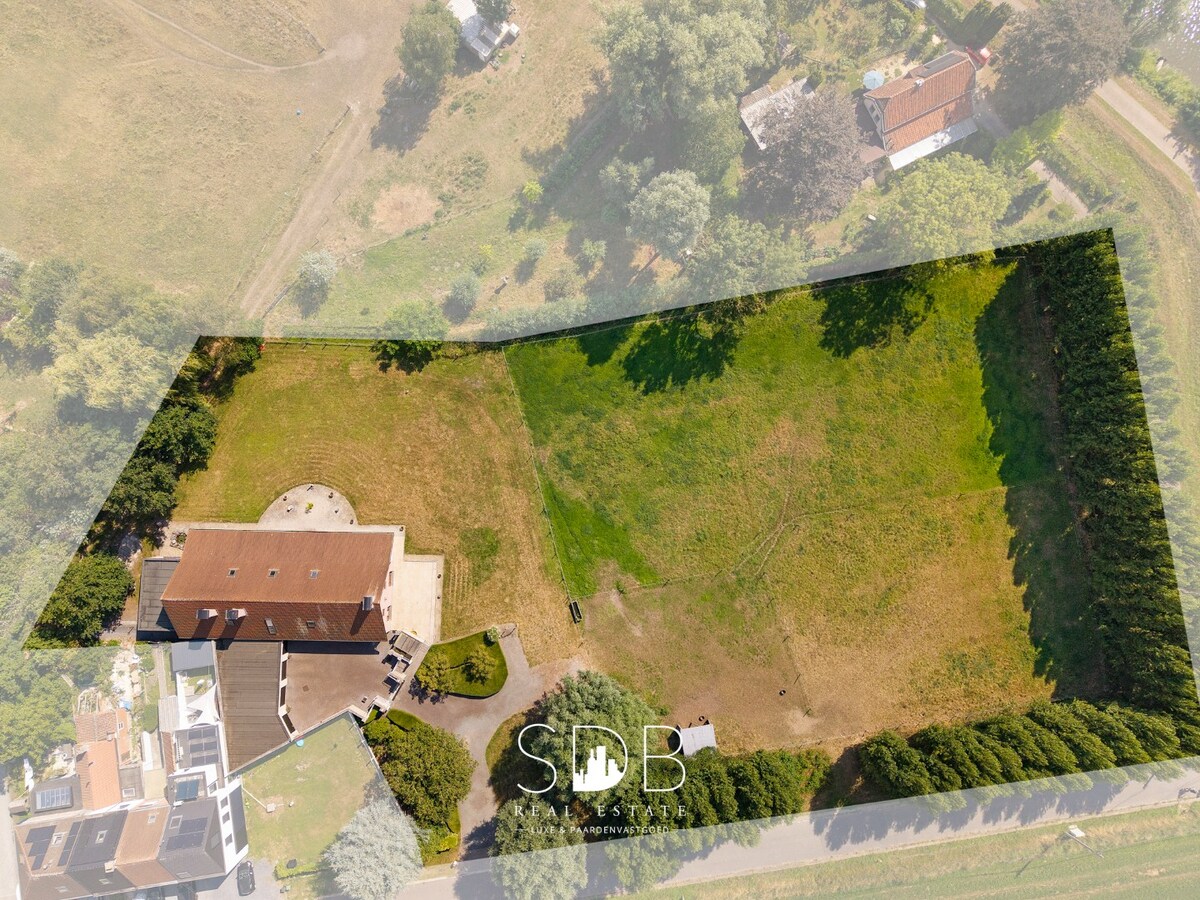 Hedendaagse villa met gezinstuin en graslanden op 7.496m² 