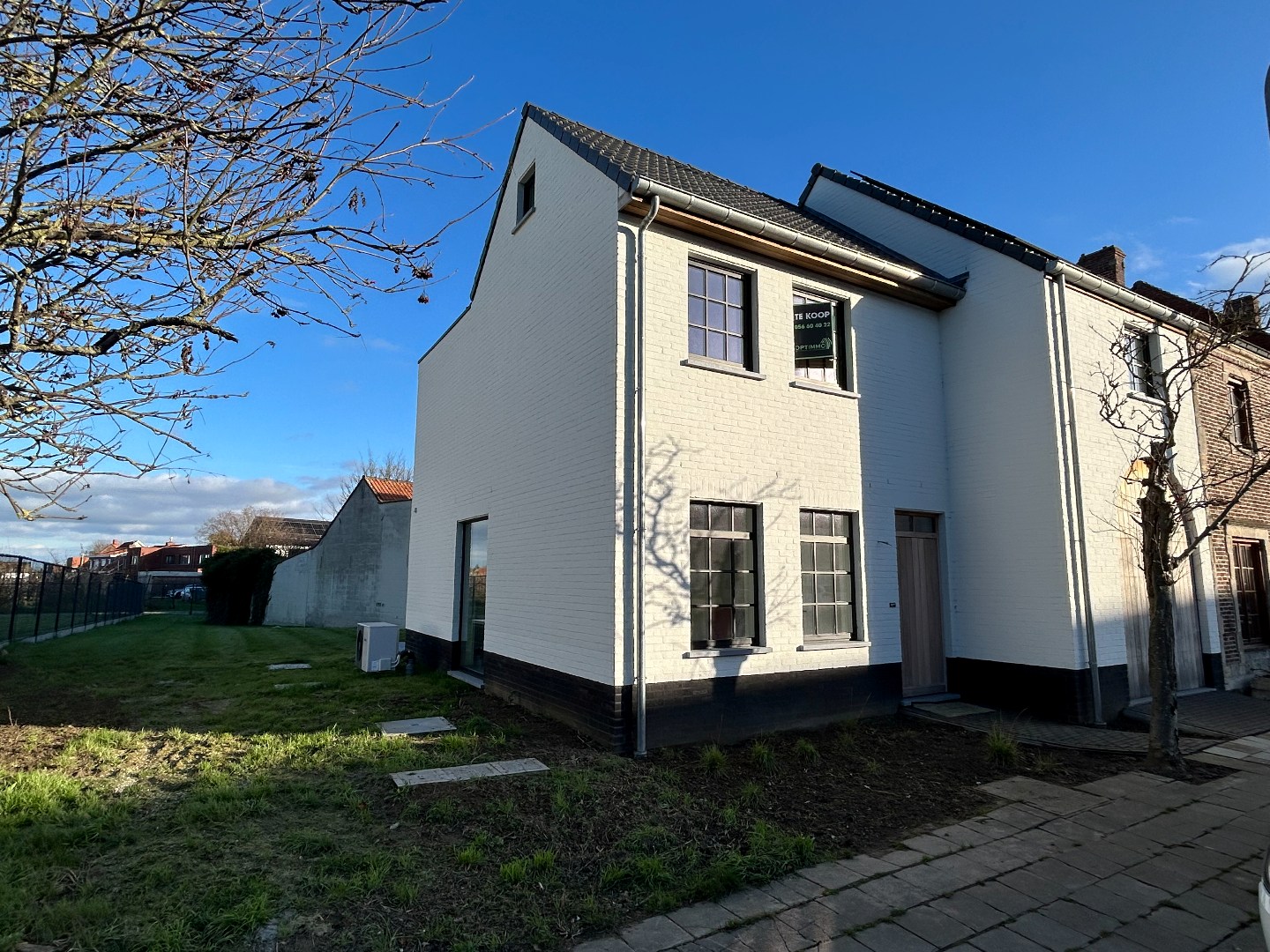 Stijlvolle halfopen, afgewerkte nieuwbouwwoningen 