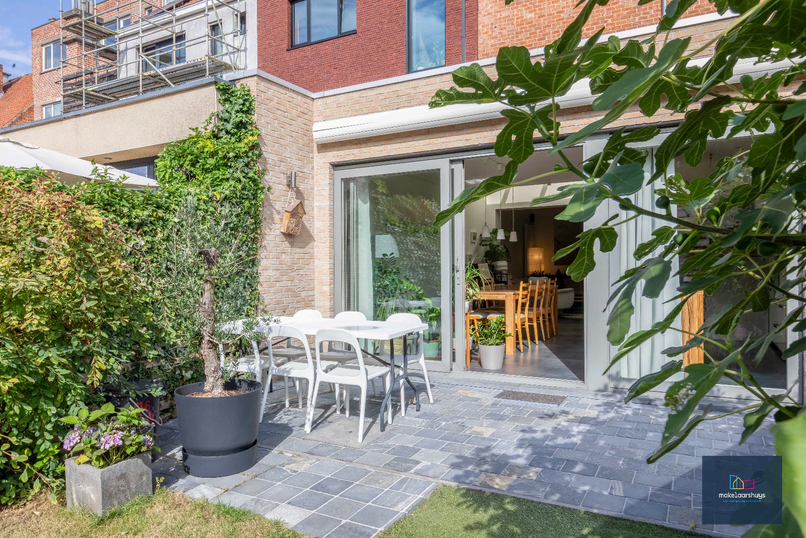VERKOCHT ! Instapklare energiezuinige handelswoning met tuin en garage 
