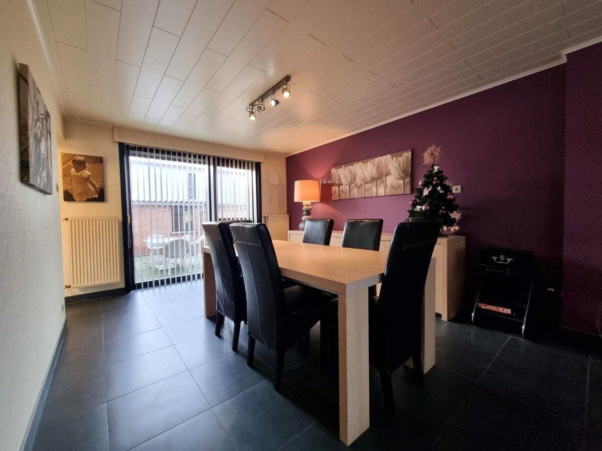 Halfopen woning met garage en dubbele oprit te Heist 