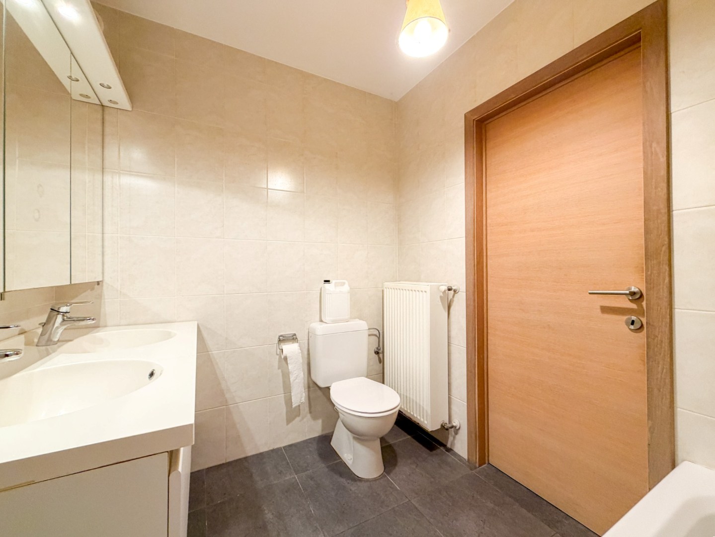 Lichtrijk gelijkvloers appartement met 2 slpk, garage en autostandplaats 