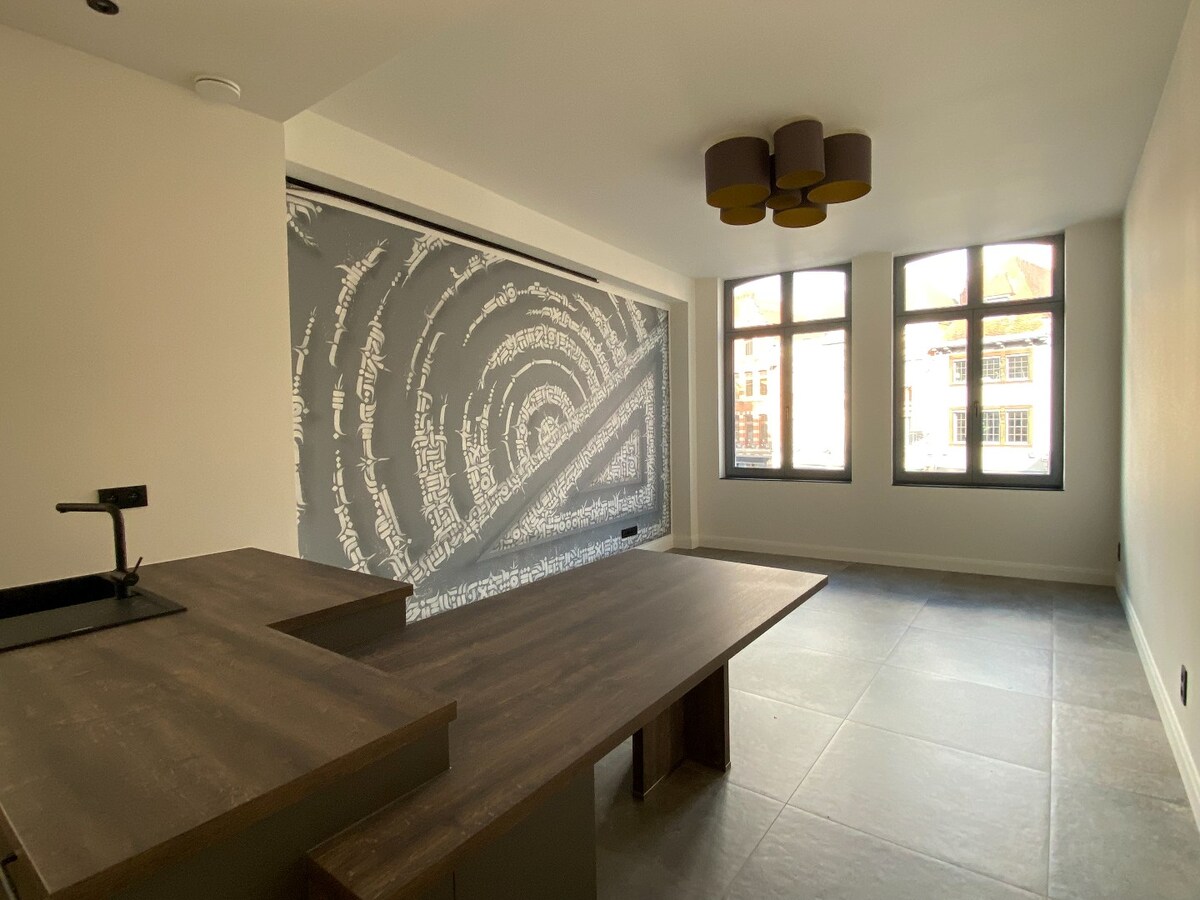 Superbe appartement entièrement décoré avec une grande chambre et terrasse. GRAND PLACE ! 