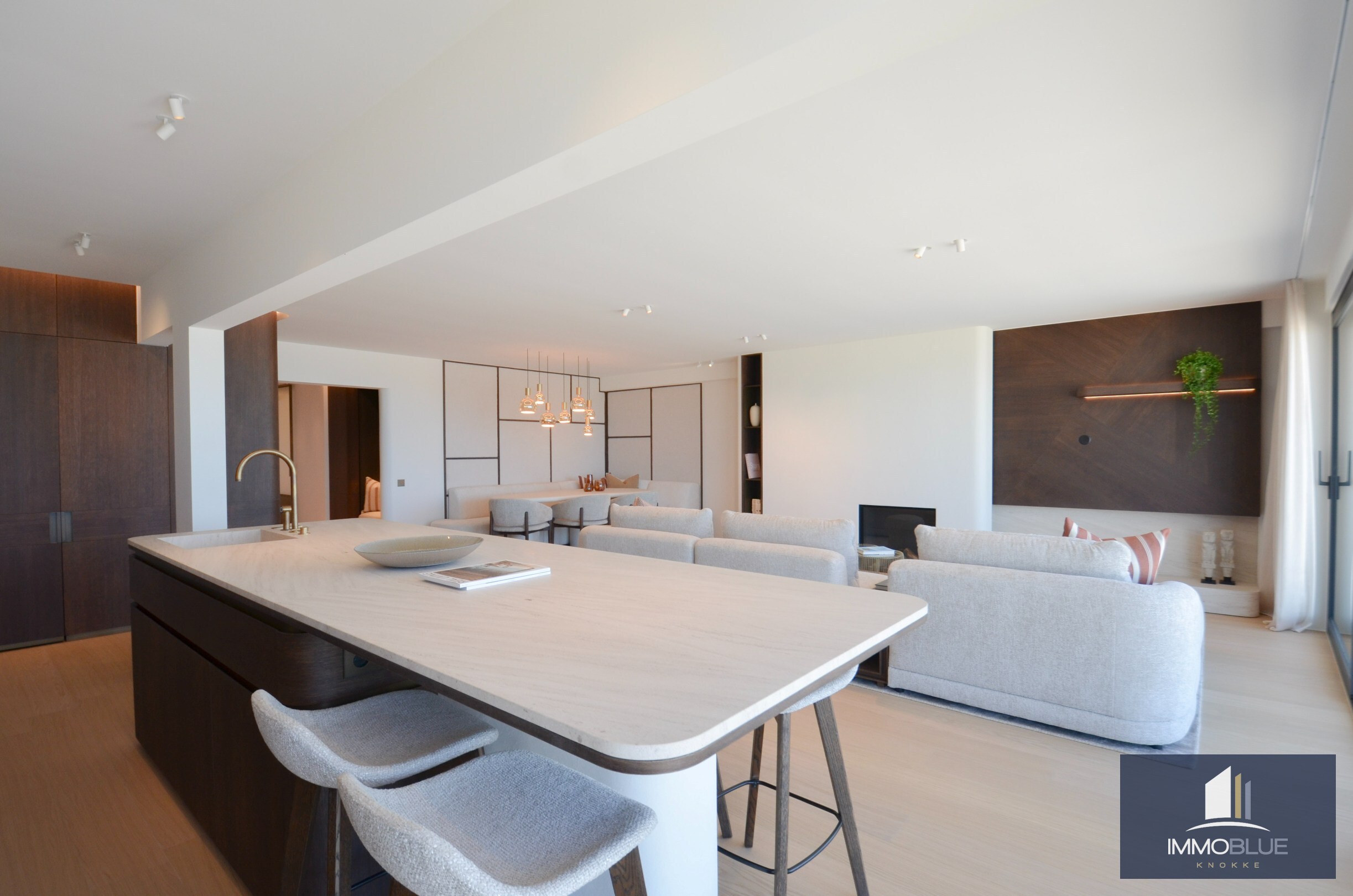 Uitzonderlijk gerenoveerd appartement met frontaal zeezicht in het Zoute. 