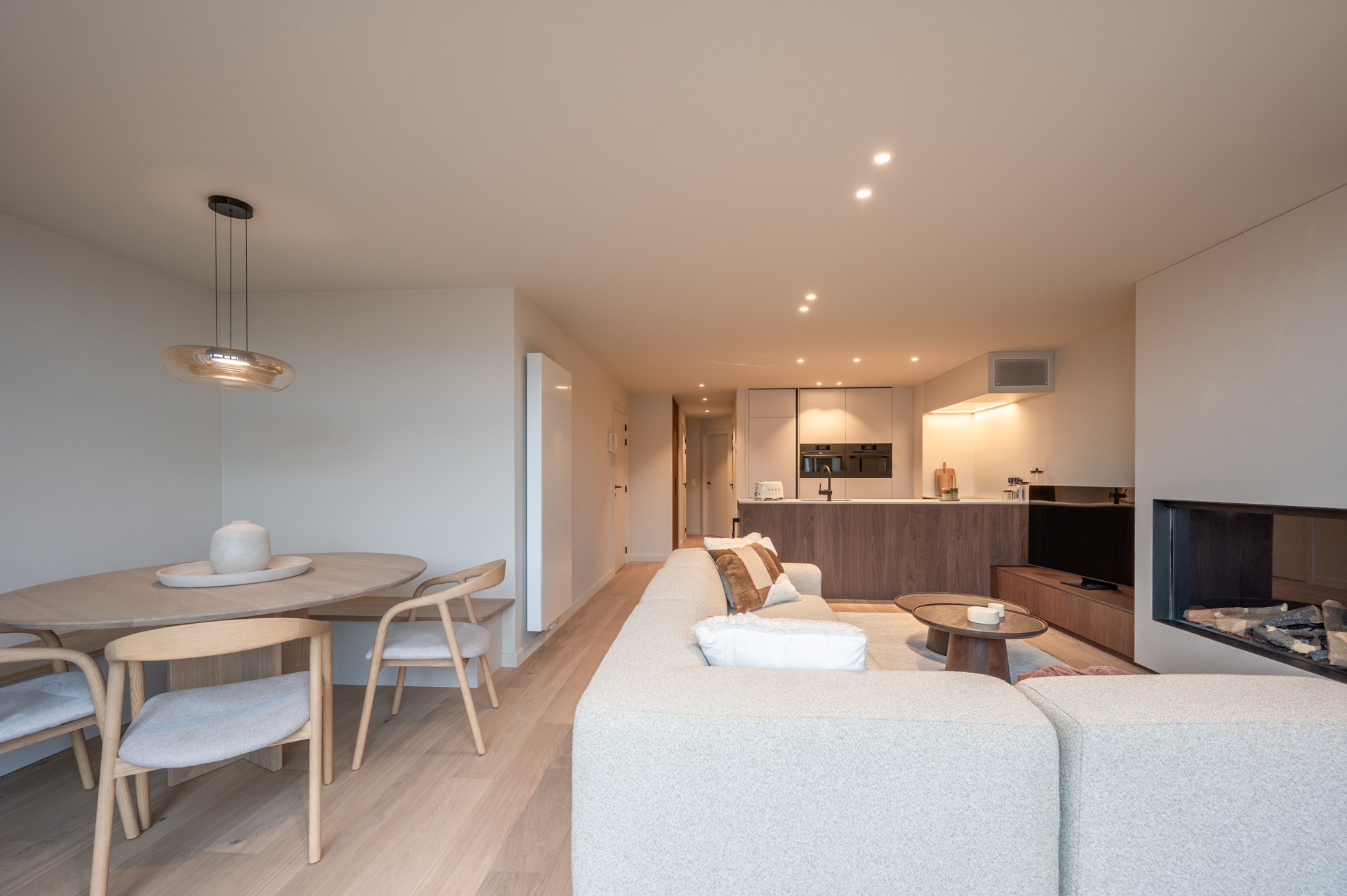 Appartement en duplex spacieux et rénové, orienté plein sud, situé dans un emplacement exceptionnel sur la Lippenslaan. 