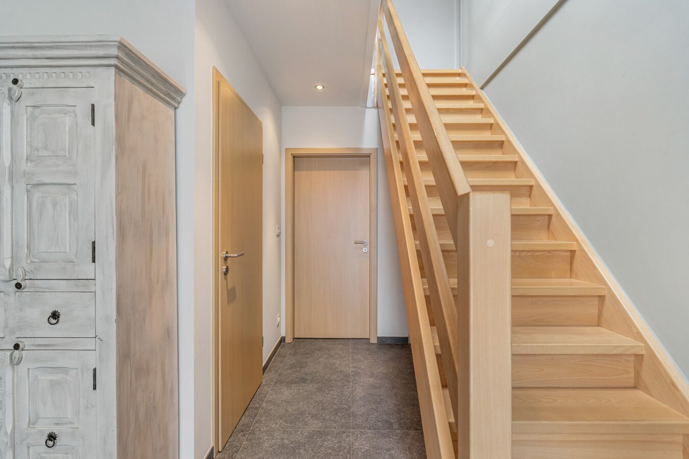 Zeer goed onderhouden en praktisch ingedeelde gezinswoning met 4 slaapkamers en prachtige tuin. 