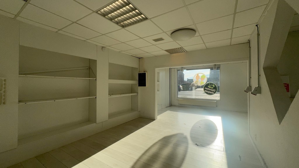 Commercieel gelegen handelspand te koop in Deinze (Astene)