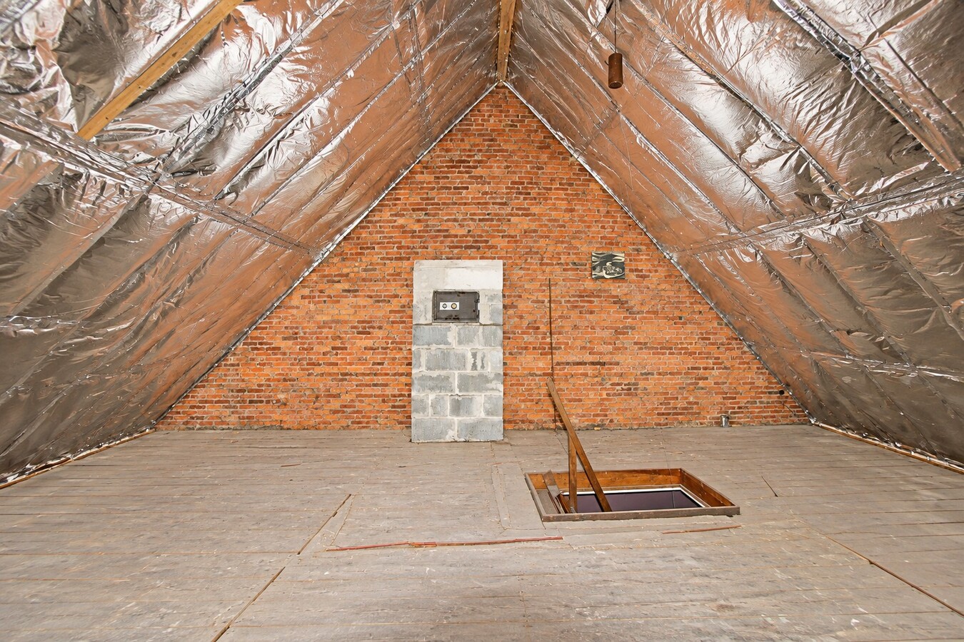 Te koop: Rustig gelegen halfopen bebouwing met 4 slaapkamers, 4 garages en ruime tuin in Sint-Niklaas 