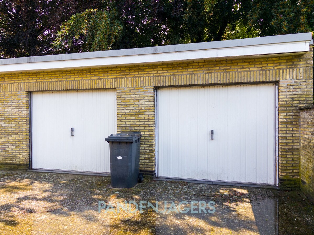 Kleinschalig gebouw met 2 appartementen en bijhorende garageboxen te Brasschaat 