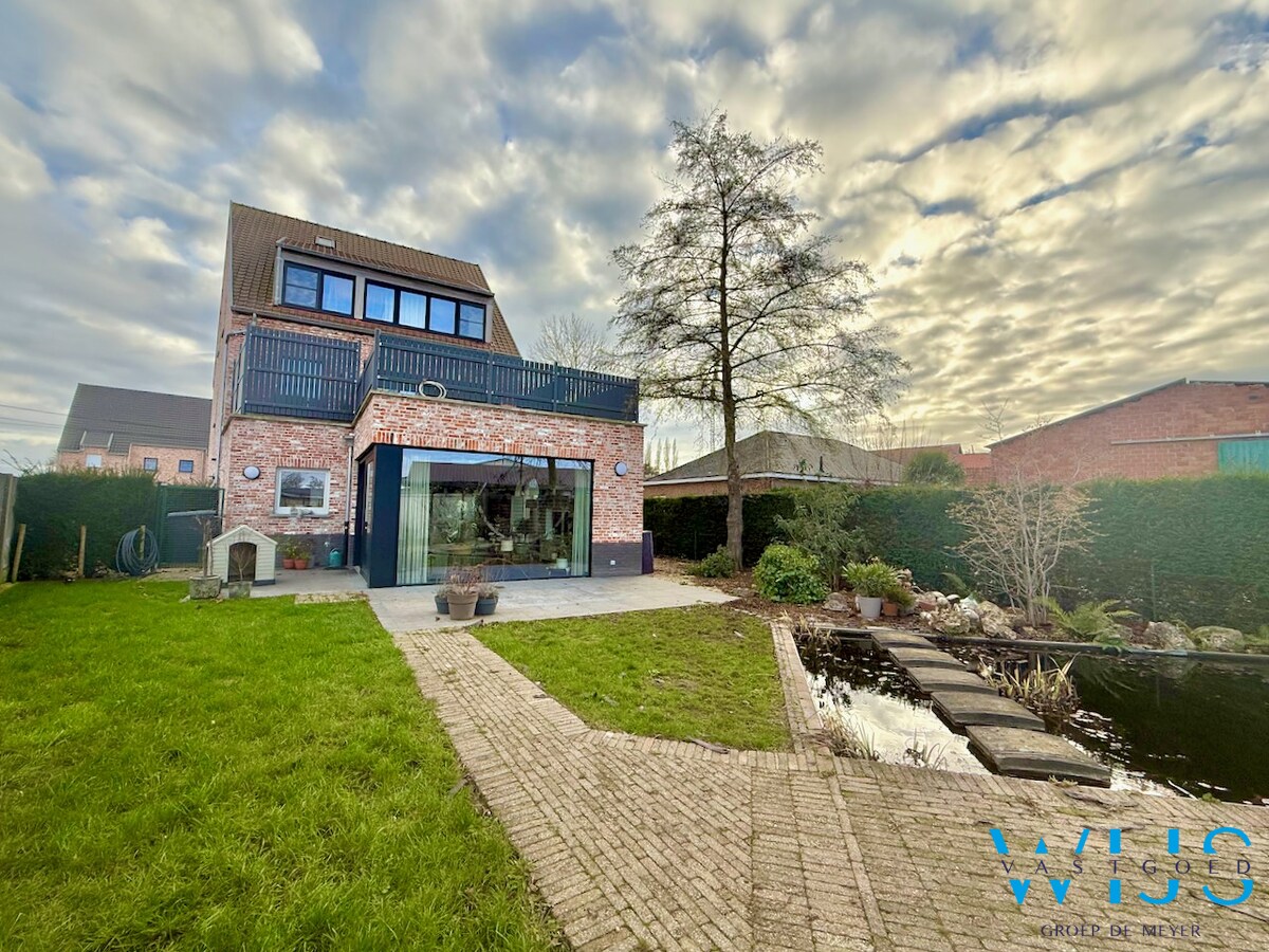 Gelijkvloers appartement met tuin en garage te OOSTEEKLO ! 