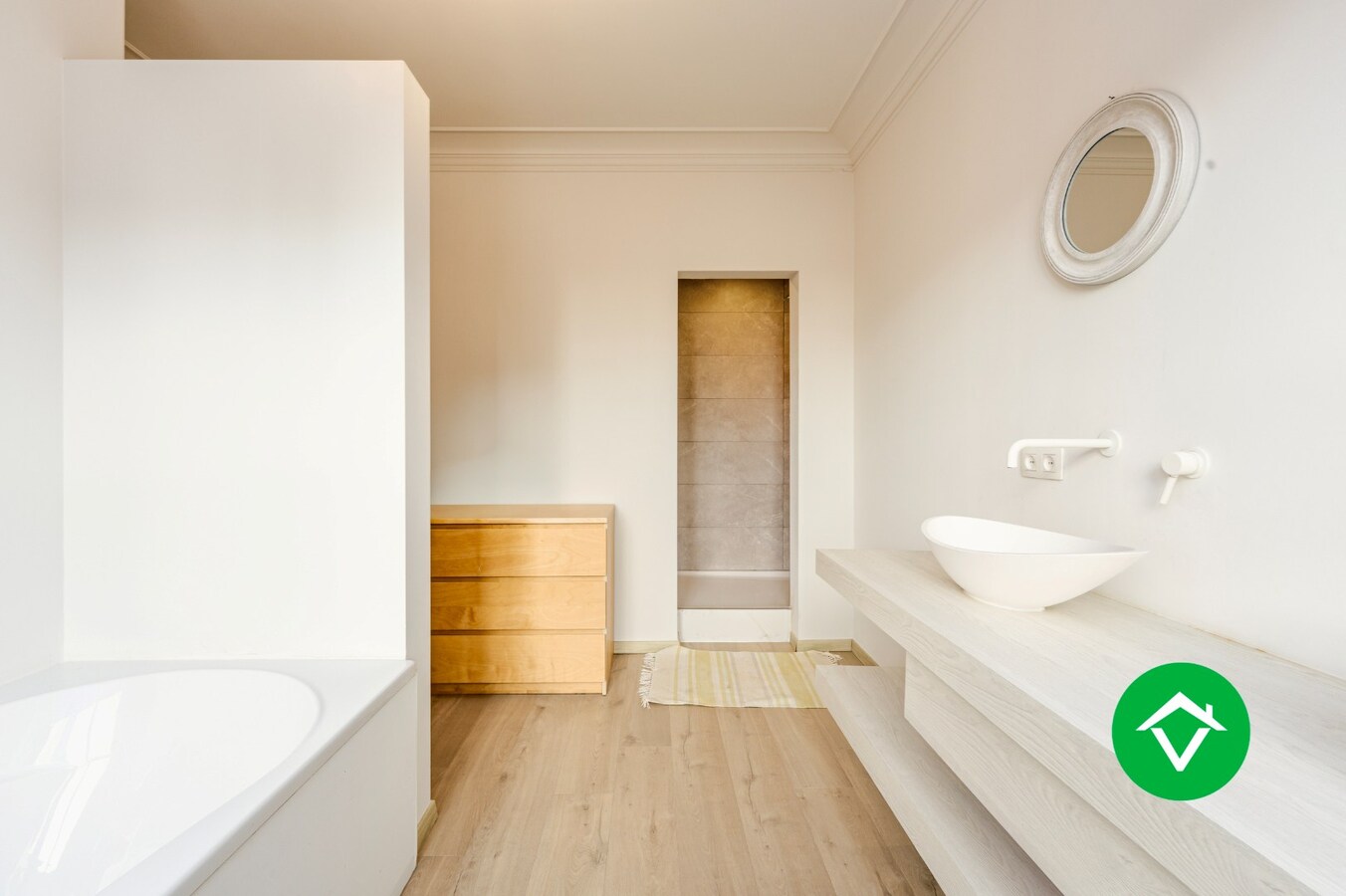 Ruim triplex appartement met 5 slaapkamers, in het centrum van Torhout 