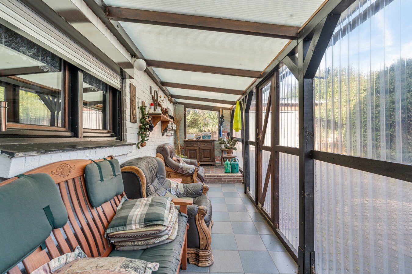 Halfvrijstaande gezinswoning met veel mogelijkheden op een perceel van 8are! 