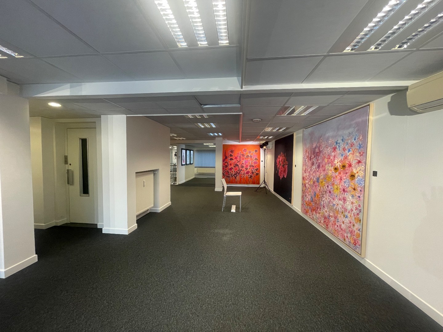 Ruim handelspand (+/- 400m²) te huur gelegen op TOPLOCATIE in Geel! 