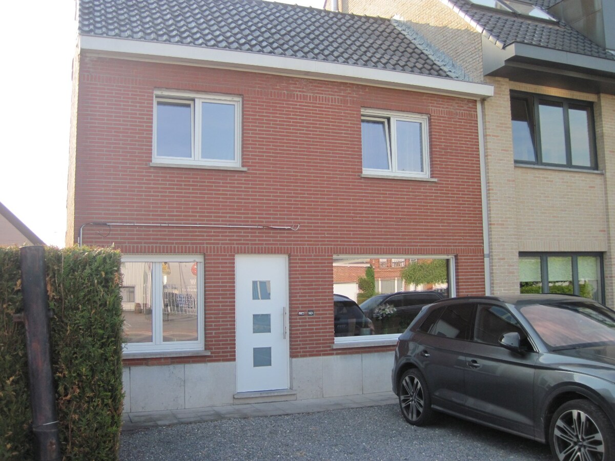 Degelijke woning met terras en tuintje. 
