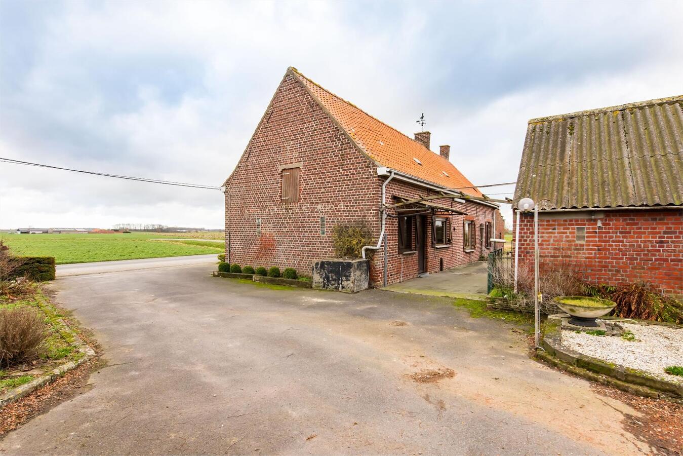 Landelijk gelegen woning met bijgebouwen op 9070m² 