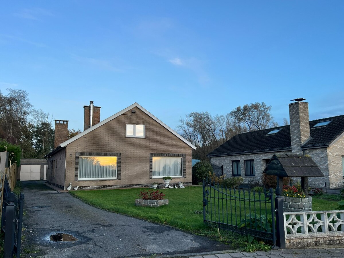 Ruime alleenstaande woning met uitstekende ligging te Ichtegem 