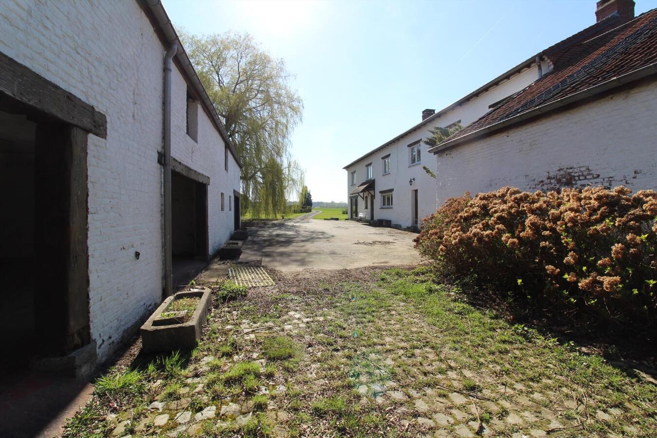 EN OPTION - Maison à rénover dans un cadre rural avec annexes et prairies sur environ 6.7ha à Nivelles (Brabant Wallon) 