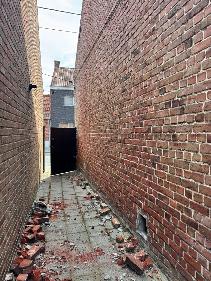 Gedeeltelijk afgebroken woning met potentieel te Koekelare 