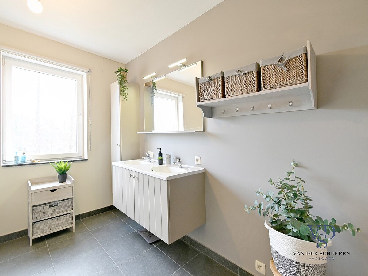 Recente pastorijwoning in hartje Dikkelvenne. 