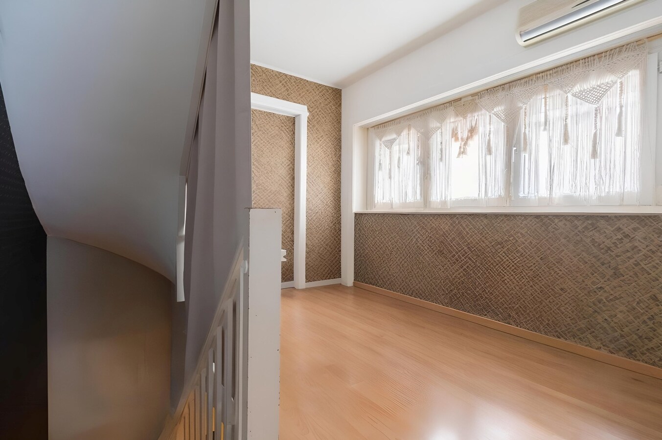 Grande maison 3 façades avec espace commercial – Opportunité rare ! 